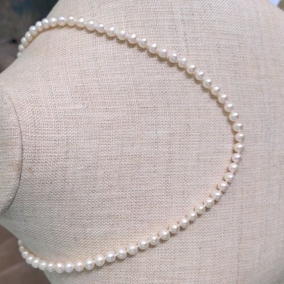 Pearl Necklace Solid 14 Karat Gold Clasp NWT Macy 6-7 Millimeters Classic